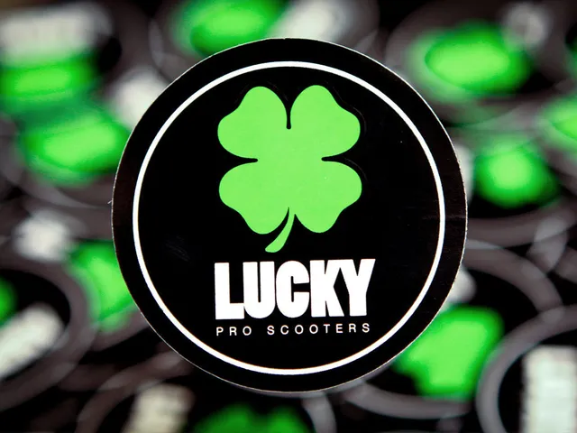 lucky-prospect-round-sticker-aufkleber-3-zoll-vinyl image 1